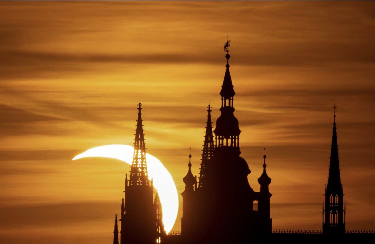 abbeamar's tweet photo. « L'univers m'embarrasse, 
et je ne puis songer, 
que cette horloge existe 
et n'ait pas d'horloger » (Voltaire) #eclipse https://t.co/3fSuYsQxMz