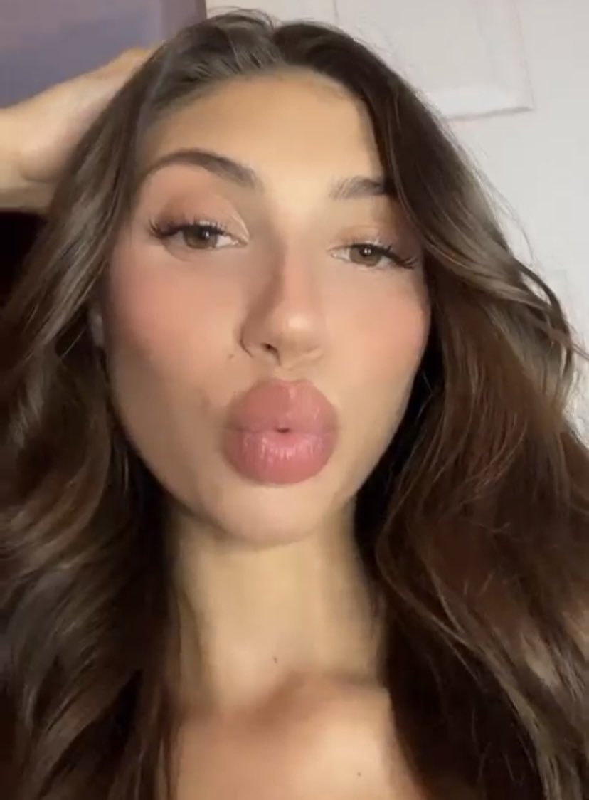 kimakimazy's tweet photo. Kiss me . ❤️🥀💋 https://t.co/JoZ1opmja1