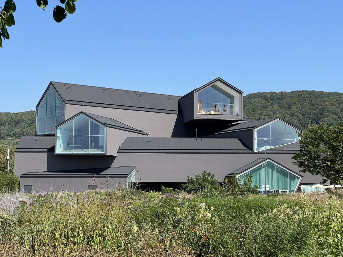 lover_sole's tweet photo. Vitraの美術館、最高の椅子に座りながらワイン畑眺めるのめちゃいい経験だった。 https://t.co/3f8XAnySlX