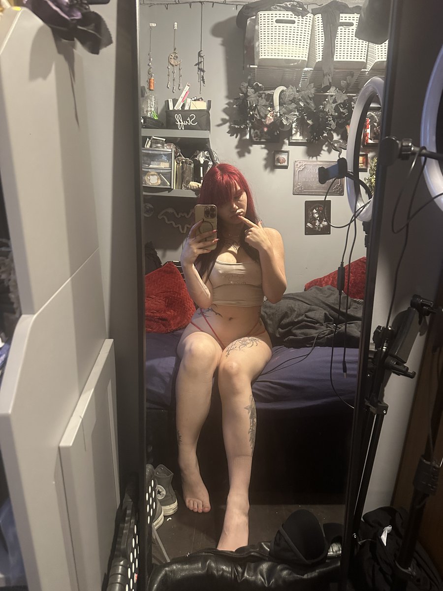 vaeloxmoon's tweet photo. why be on your phone when you can be on me instead https://t.co/qDrLOR4afs