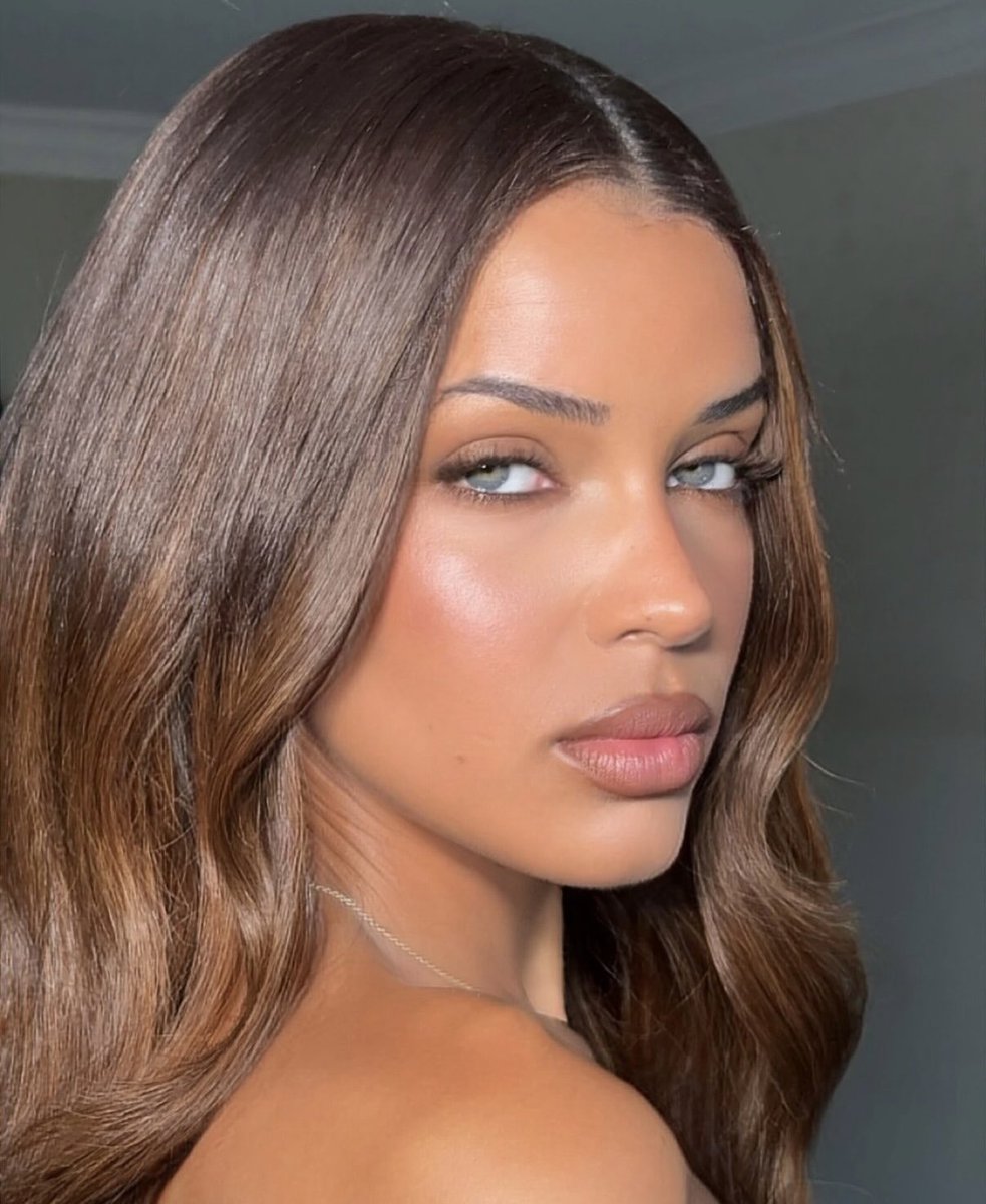 kaydabase's tweet photo. New photos of Kayda’s makeup look for today’s press day. She looks absolutely stunning! https://t.co/3WYCOiQgwB