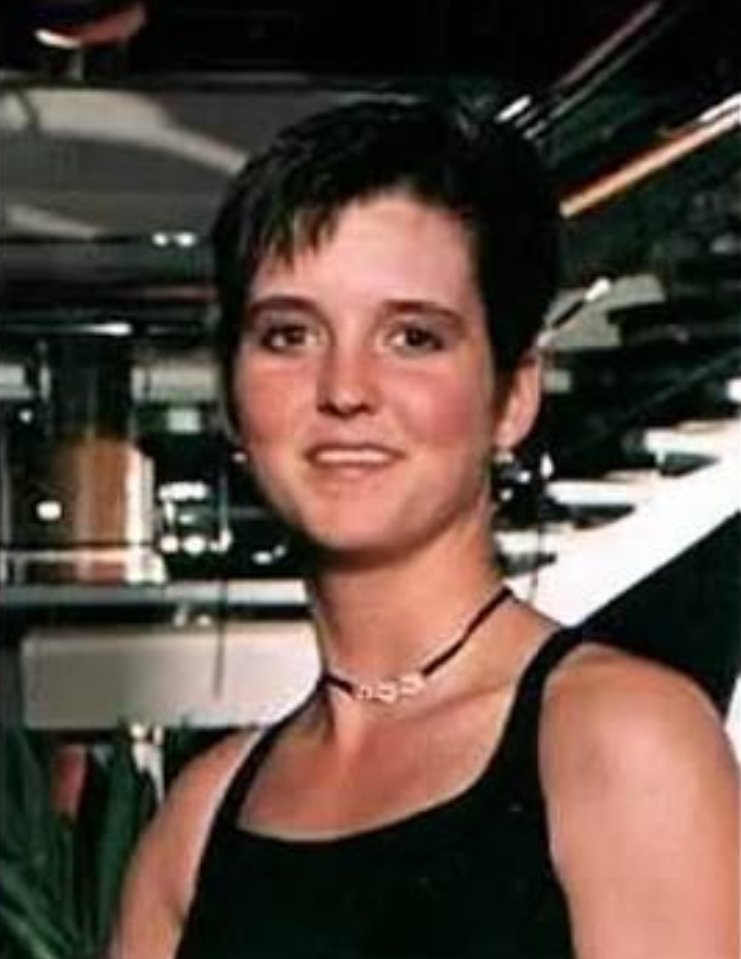 Code1067_podcas's tweet photo. [Post 1/3 of Thread]
In 1998, 23-year-old Amy Lynn Bradley vanished from a cruise ship near Curaçao. Her family saw her sleeping on the cabin balcony at 5:30 AM. By 6:00 AM, she was gone, leaving only her shoes behind. 🧵👇 https://t.co/VmSz2EwnPm
