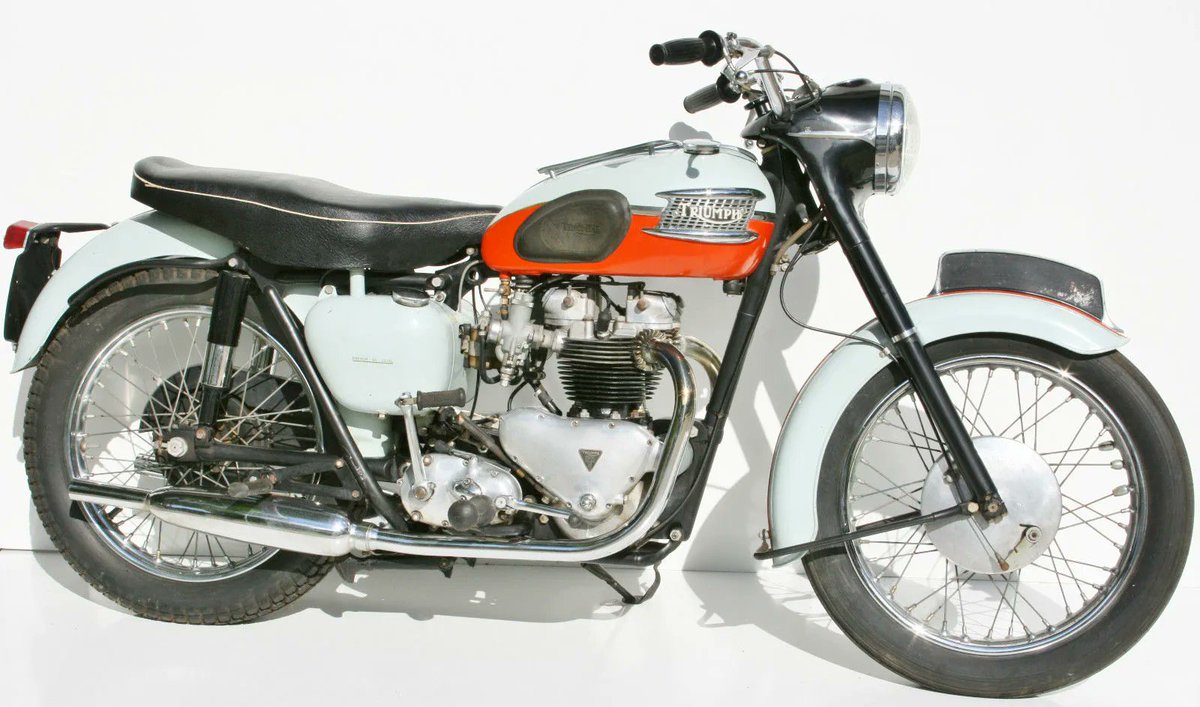 Moto_History's tweet photo. The first year Triumph Bonneville was offered in 1959 but owners didn't like the big fenders and trim.  #triumph  #triumphmotorcycles  #britishmotorcycles  #legendarymotorcycles  #originalsuperbike  #motorcycleengineering https://t.co/tYcMMceJPn