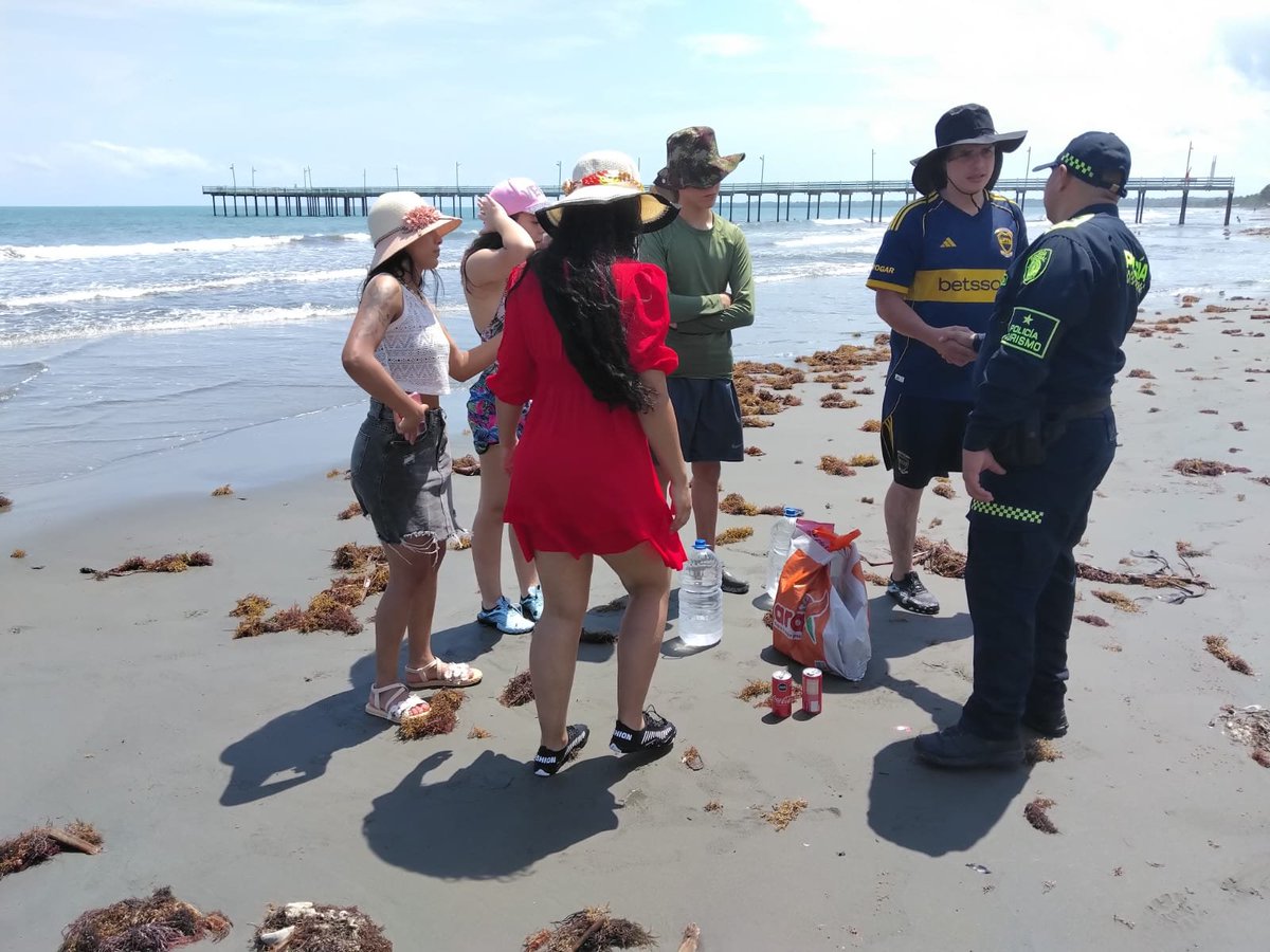 PoliciaDECOR's tweet photo. 📍 #SanAntero| El Grupo de @ProteccionPonal al Turismo y Patrimonio Nacional realizó un stand de información en el sector turístico de Playa Blanca, brindando a turistas y visitantes recomendaciones para disfrutar de este destino de manera segura, responsable y tranquila.

Durante la jornada se socializaron medidas de prevención relacionadas con marea alta, características del terreno, presencia de medusas y condiciones meteorológicas, además de información sobre sitios turísticos de interés y líneas de emergencia.

Con estas acciones fortalecemos la prevención, promovemos un turismo seguro y en paz y acompañamos a quienes visitan los hermosos destinos de nuestro departamento.