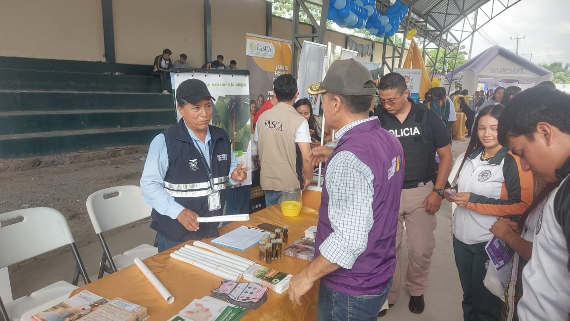 AgrocalidadZ4's tweet photo. 🤝 | #AgrocalidadTeAcompaña

En #SantoDomingo participamos en la Jornada "Gobierno a tu lado", organizado por @gobertsachila , donde compartimos el trabajo que desarrolla #Agrocalidad en territorio para fortalecer la sanidad agropecuaria del país.

ProtegemosElAgroEcuatoriano 💪 https://t.co/31jBCDVf1c