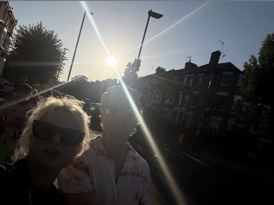 GingersnapDamo's tweet photo. Damian Lewis and Alison Mosshart enjoying the solar eclipse together. Get the scoop here: https://t.co/jLKR6dBQku #DamianLewis #AlisonMosshart #SolarEclipse #eclipse #sun #moon ☀️🌑🌙🌒 https://t.co/FqW41OLDRg