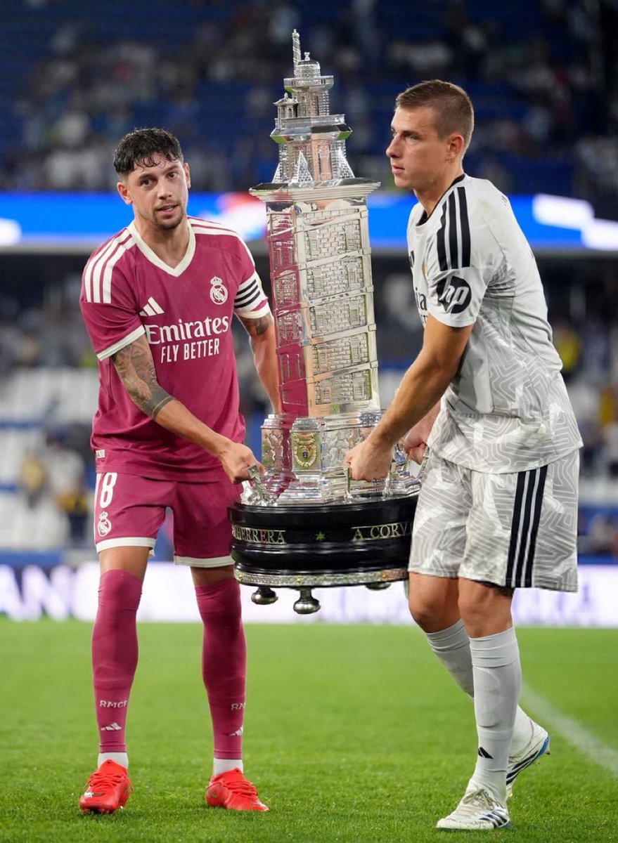 ActuFoot_'s tweet photo. La taille du trophée amical remporté par le Real ce soir 😭😭😭 https://t.co/wBbdDkbhKz