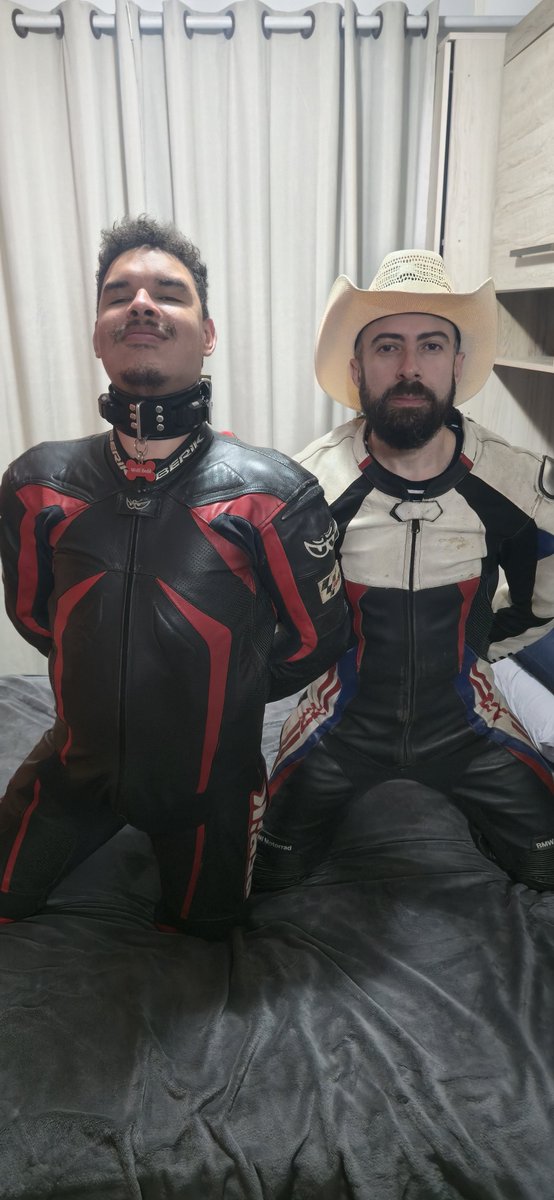 Bdsm_Boy01's tweet photo. Lobinho e @mestrecowboy ambos algemados e depois de um tempo o cowboy se libertou e prendeu o lobinho e encoleirou ele breve trailers e video completo no privacy do lobinho
#biker #algemas #collar #shockcollar #learher #cowboy #cuffed https://t.co/WI3FyXKc7u