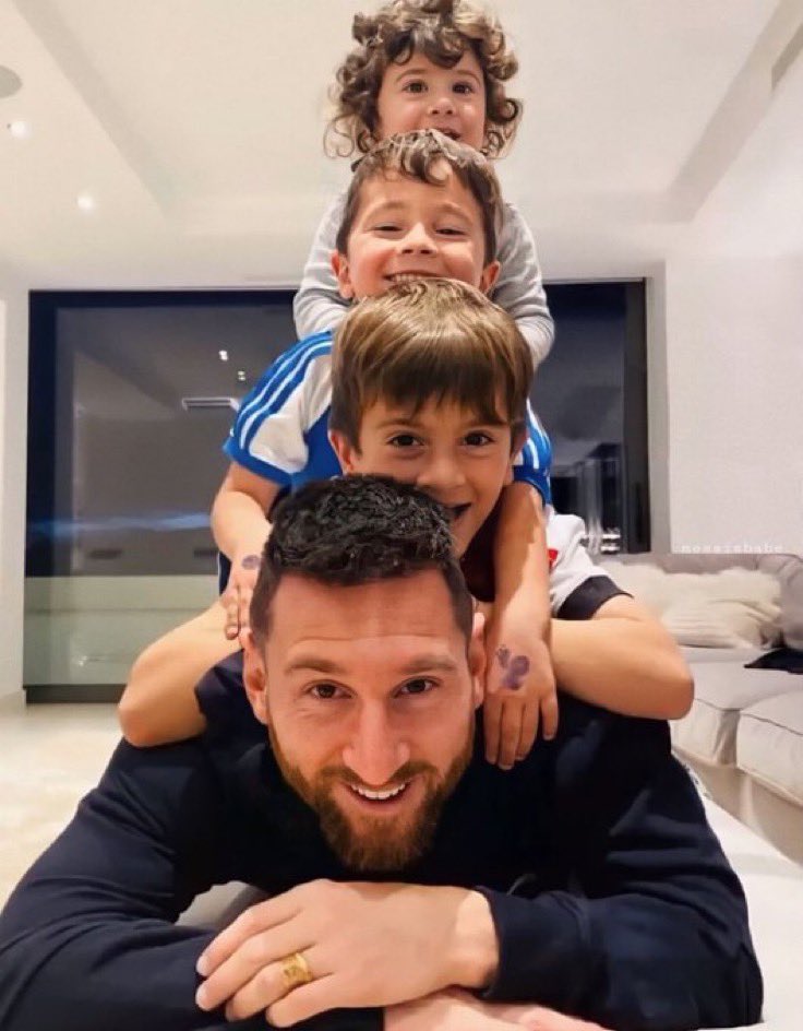 FootballNeyrot2's tweet photo. The only ones who can give you that happiness and that desire to keep playing. 🥺😭

Photos of Leo Messi you've never seen.
Part 7🐐 https://t.co/PjXM6SqzQ0