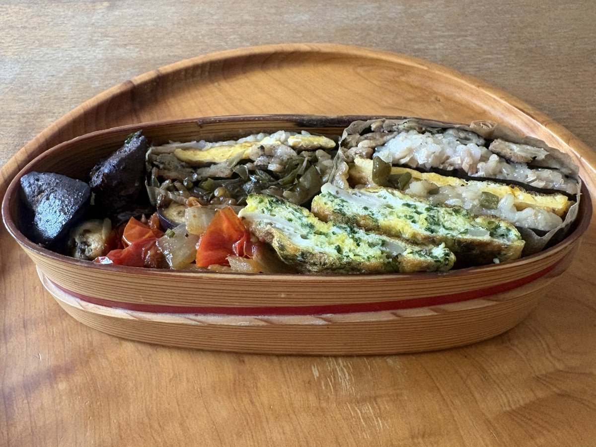 jiloco's tweet photo. 鶏レバー赤ワイン煮、おにぎらず、ラタトゥーユ、パセリとマッシュルームのたまごやき
#弁さん定点　#bento https://t.co/WpsRIwvlAa