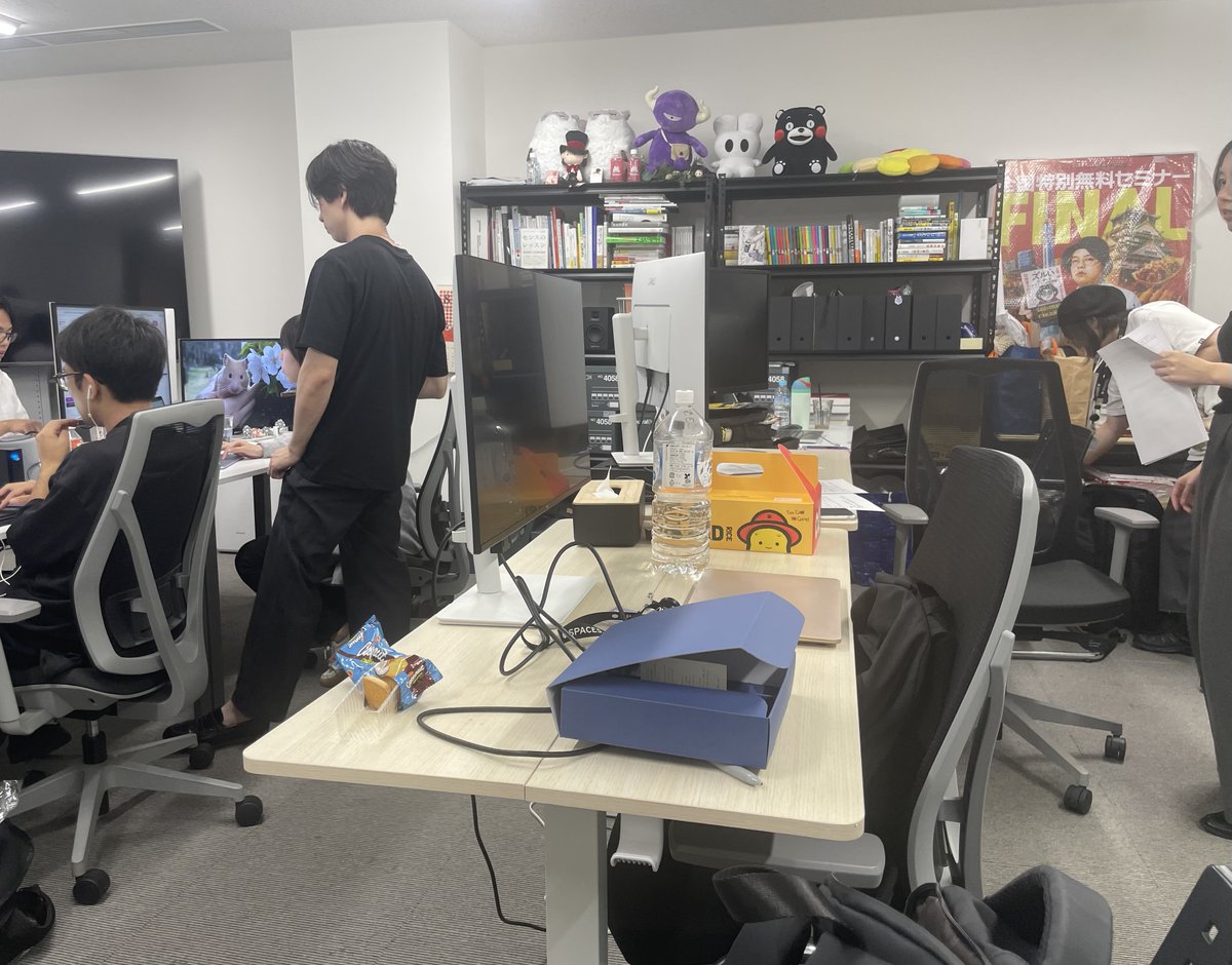 TakumaShiraish's tweet photo. Harukazeさんオフィスへお邪魔してきました！

色々と今後の擦り合わせが完了！
動画に写る “あの棚” の実在も確認できました！笑 https://t.co/IJUU57KuTQ