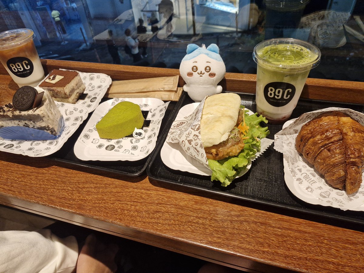 haaruyuyu's tweet photo. cafe superfaturado com meu namorado e o hachiware :3 🩵 @rafaboneiii https://t.co/yKpegux0a7