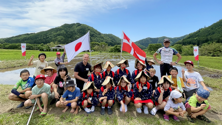 blackynakajima's tweet photo. 京都の山奥、人口減少が進む美山町。 子どもが激減するこの町で、僕たちが選んだ生存戦略は「子どもに世界一ワクワクする教育の機会をつくること」でした。
【クラファン終了まであと8日／現在63%でピンチです】

「過疎の町だから仕方ない」 そう諦めるのは簡単です。 でも、僕たちは「田舎で暮らすこと」を子どもたちのハンデにしたくない。

だからこそ、美山町全体を学校にし、子どもたちに世界と繋がる「どこでもドア」を贈る挑戦を続けています。 その一環が、今年で6回目となる「デンマークへのプチ短期留学プロジェクト」です。
自然豊かな美山で育ち、幸福度世界トップクラスのデンマークで「生きる力」を学ぶ。 都会か田舎かではなく、「田舎だからこそできる最高の教育」をこの町に根付かせたいのです。
時には「親や地元の人が負担すべきでは？」と言われることもあります。 でも、親の責任だけに押し付けず、行政に任せきりにもせず、「地域や全国の仲間みんなで子どもを育てる文化」をもう一度つくりたい。

旅立った子どもたちの瞳の輝きが、この町の未来の「種」になります。 あと37万円。僕たちの伴走者として、あなたも「美山の仲間」になっていただけませんか？
応援・拡散、よろしくお願いいたします！ 
👇詳細・ご支援はこちらから 
https://t.co/46pQ1LuIoM
 #GIVING100
 #YogiboSOCIALGOOD
