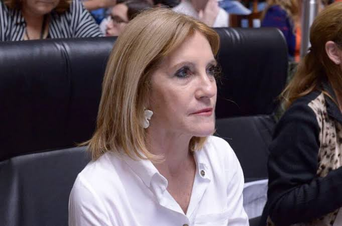TodoNegativo's tweet photo. Se llama María Luisa González Estevarena. Se hace llamar "Marilú". Es diputada libertaria por CABA. Es la que ayer dijo "trajeron al coro de kukitas a cantar". Cuando decimos que no van a poder caminar por la calle nos referimos a gente como ella. https://t.co/L0480DHiHU