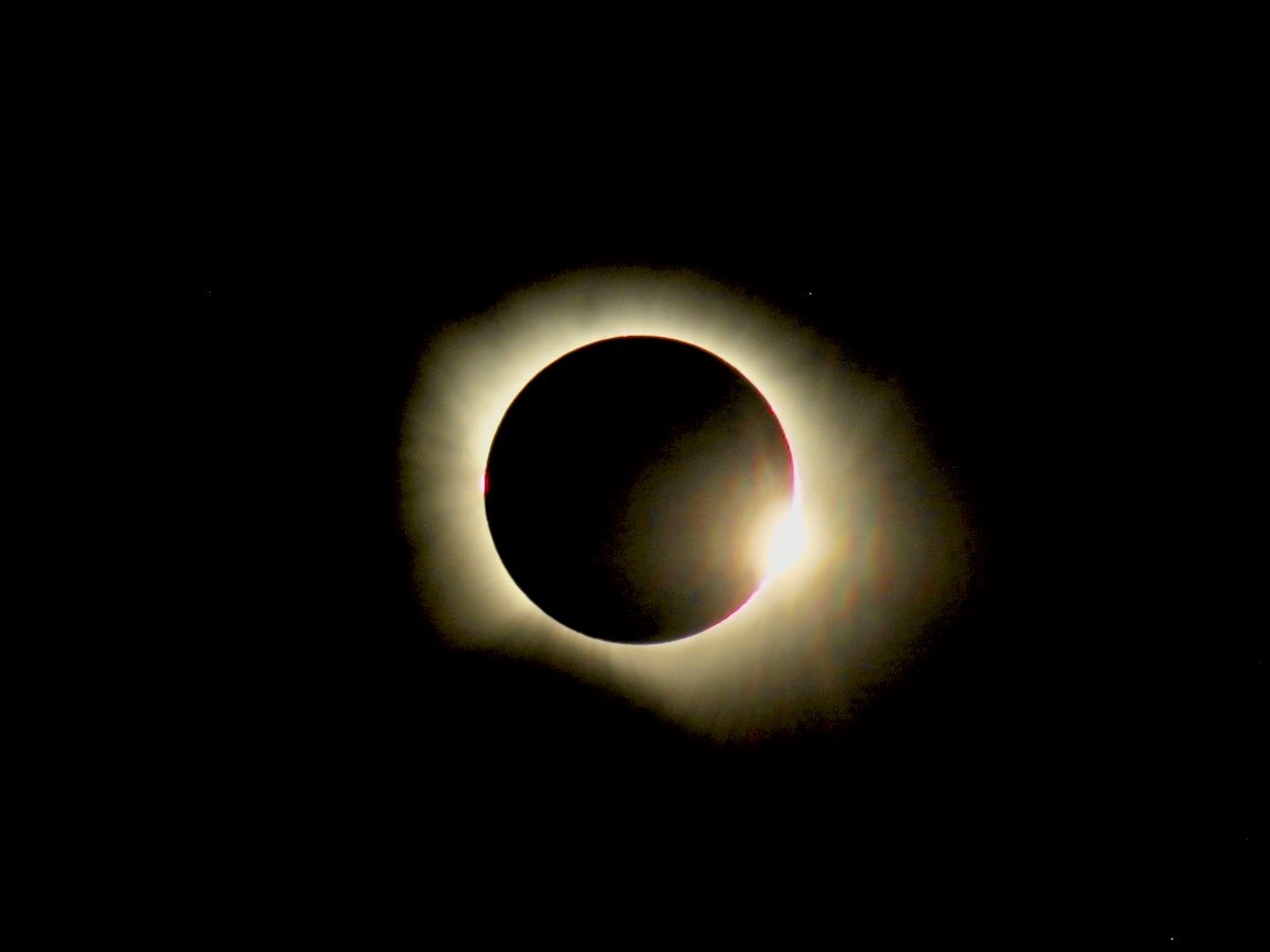 BorjaBarba's tweet photo. La turra era justificada: probablemente sea la cosa más sobrecogedora que he visto en mi vida. 

(No soy un experto en astrofoto, y decidí estar más centrado en el fenómeno que en la foto, pero… así se ha visto en la franja central) https://t.co/8yqAOENbjN