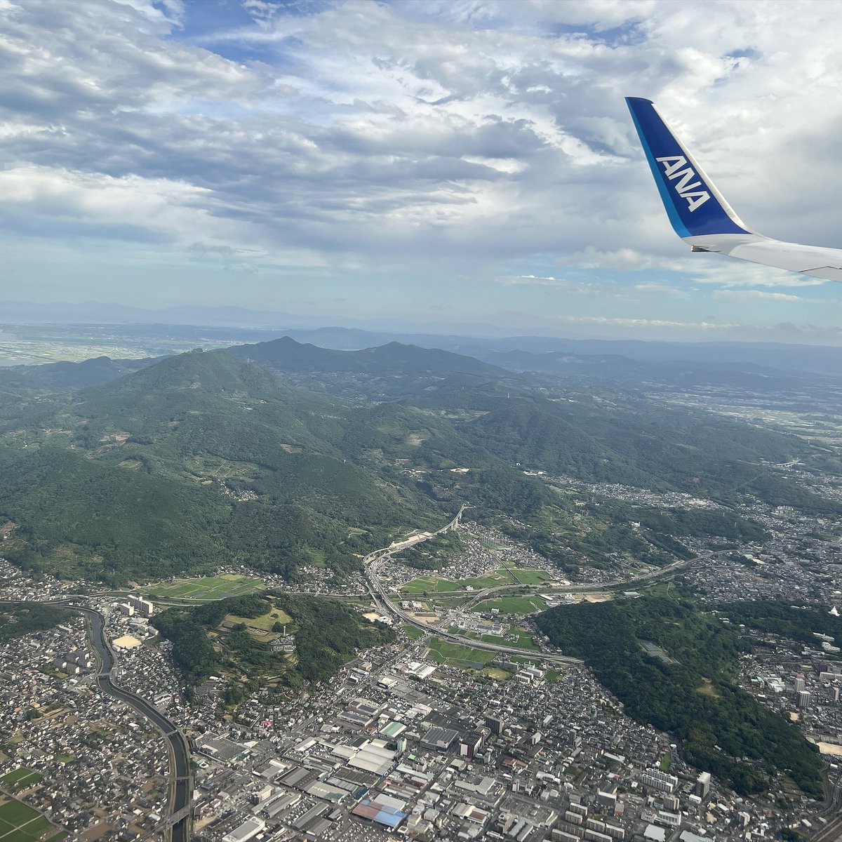 mico1210's tweet photo. 良いお天気の中、空路 ✈️  熊本へ

台風の影響でまあまあ揺れたけど、眼下に見える自然豊かな熊本に涙

まだ余震が続く中、どんな思いで過ごしてるんだろう
恵みをもたらす大自然が時に引き起こす突然の災害に大切なものを失うことがある
それでもできる限りの日常を取り戻していって欲しい🙏🙏 https://t.co/C4wbVbUn0S