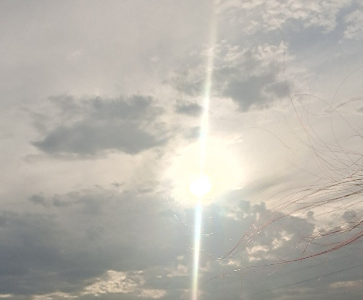 hazymidnights's tweet photo. didn't exactly capture the eclipse due to the clouds but look how PRETTY ✨️✨️ #partialeclipse https://t.co/pT0KFXHJU0