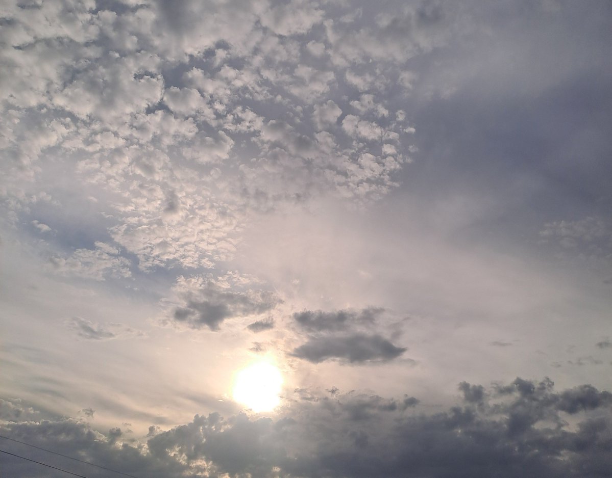 hazymidnights's tweet photo. didn't exactly capture the eclipse due to the clouds but look how PRETTY ✨️✨️ #partialeclipse https://t.co/pT0KFXHJU0
