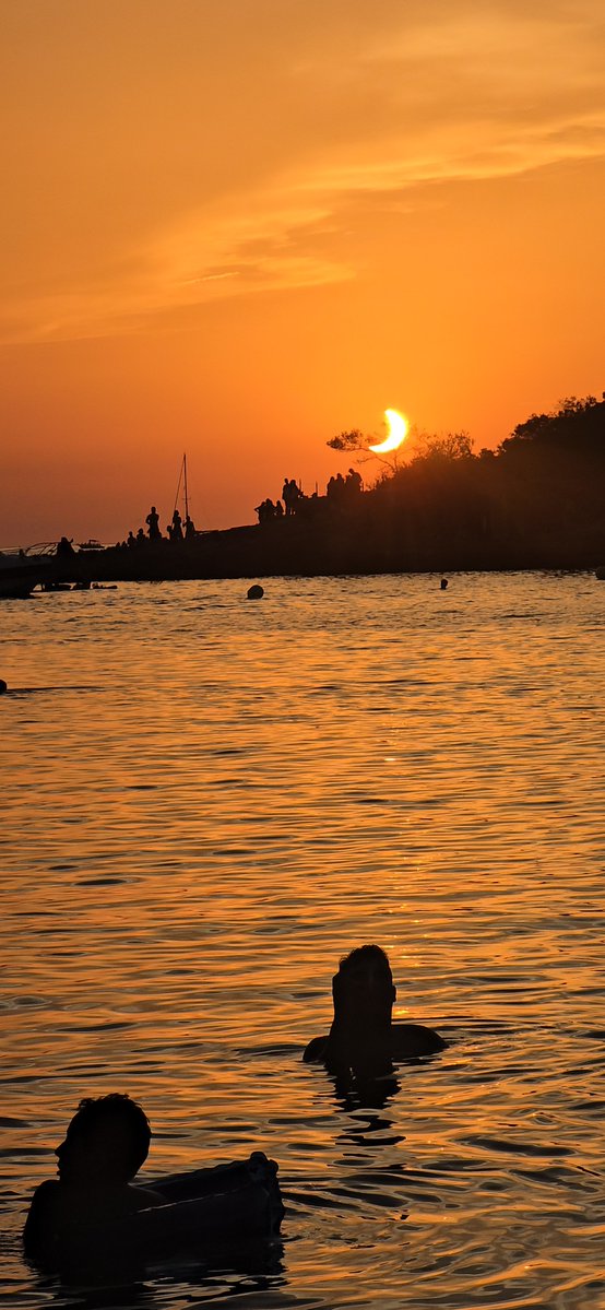 NatMayer's tweet photo. #Solareclipse at Cala Gració beach in #ibiza , Spain at 100% totality #eclipsesolar #spaineclipse #totality1 https://t.co/ZZARs8kKCp