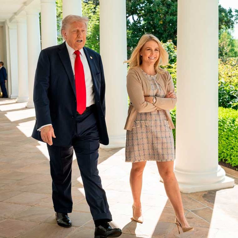 elalbertomedina's tweet photo. 🇺🇸 Karoline Leavitt dejará su cargo como portavoz de la Casa Blanca, anuncia Trump
El presidente de EEUU anunció que Leavitt se retira para dedicar más tiempo a sus hijos.
La calificó como una de sus colaboradoras de mayor confianza y adelantó que continuará como una de sus principales asesoras externas.
Por su parte, Leavitt afirmó que sin importar su salida, seguirá defendiendo a Trump, al movimiento MAGA y al Partido Republicano desde una nueva etapa.