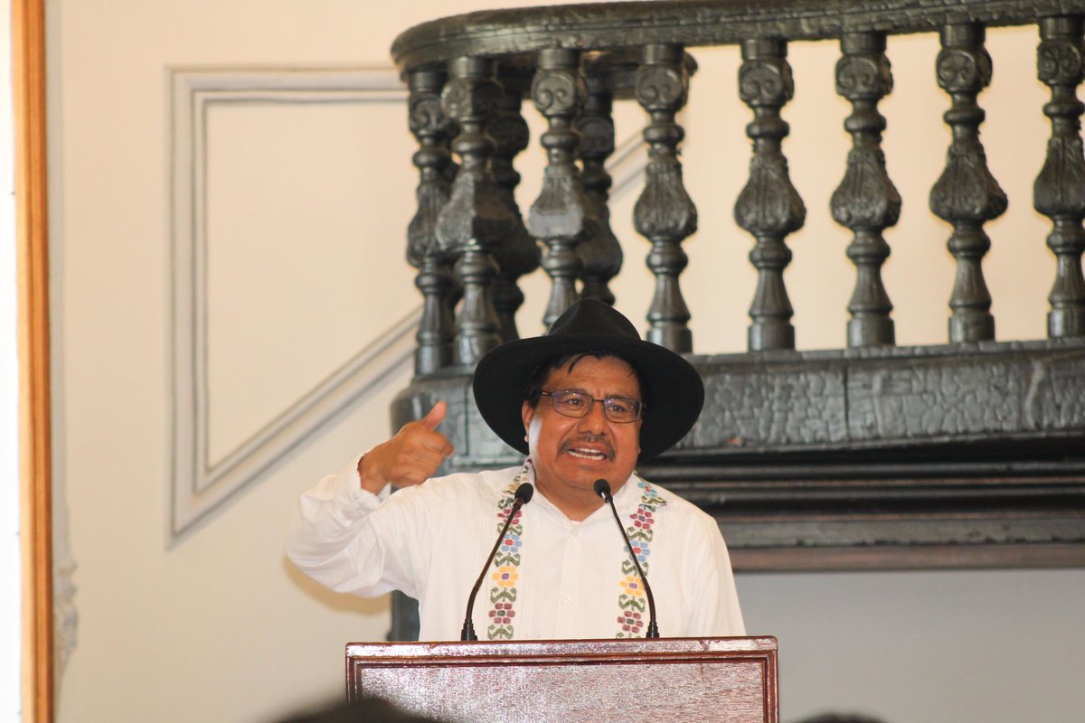 DEELAYUUK's tweet photo. !Diálogo académico de la Ley Indígena!

En el paraninfo de la Facultad de Derecho de la Universidad Autónoma “Benito Juárez” de Oaxaca (UABJO), hacemos un balance histórico de los avances constitucionales y legales sobre los derechos de los pueblos indígenas en México, en especial el paradigma que representa su reconocimiento como sujetos de derecho público.

En la década de los noventas fundamos el Taller Universitario de Derechos Humanos en la Universidad de Oaxaca para analizar los sistemas jurídicos indígenas y construir propuestas normativas para su reconocimiento en el ordenamiento jurídico mexicano.

Agradezco al Centro de Análisis e investigación @FundarMexico, Programa Pluralismo Jurídico &Eficacia de Derechos @PluralCIESAS, Centro de Derechos Indígenas Flor y Canto @FloryCantoac, ASER-LITIGIO A.C, Colegio Oaxaqueño de Abogados en Materia Agraria @coamag, y la Facultad de Derecho de la UABJO @DerechoUabjo, por invitarnos a este proceso de diálogo.