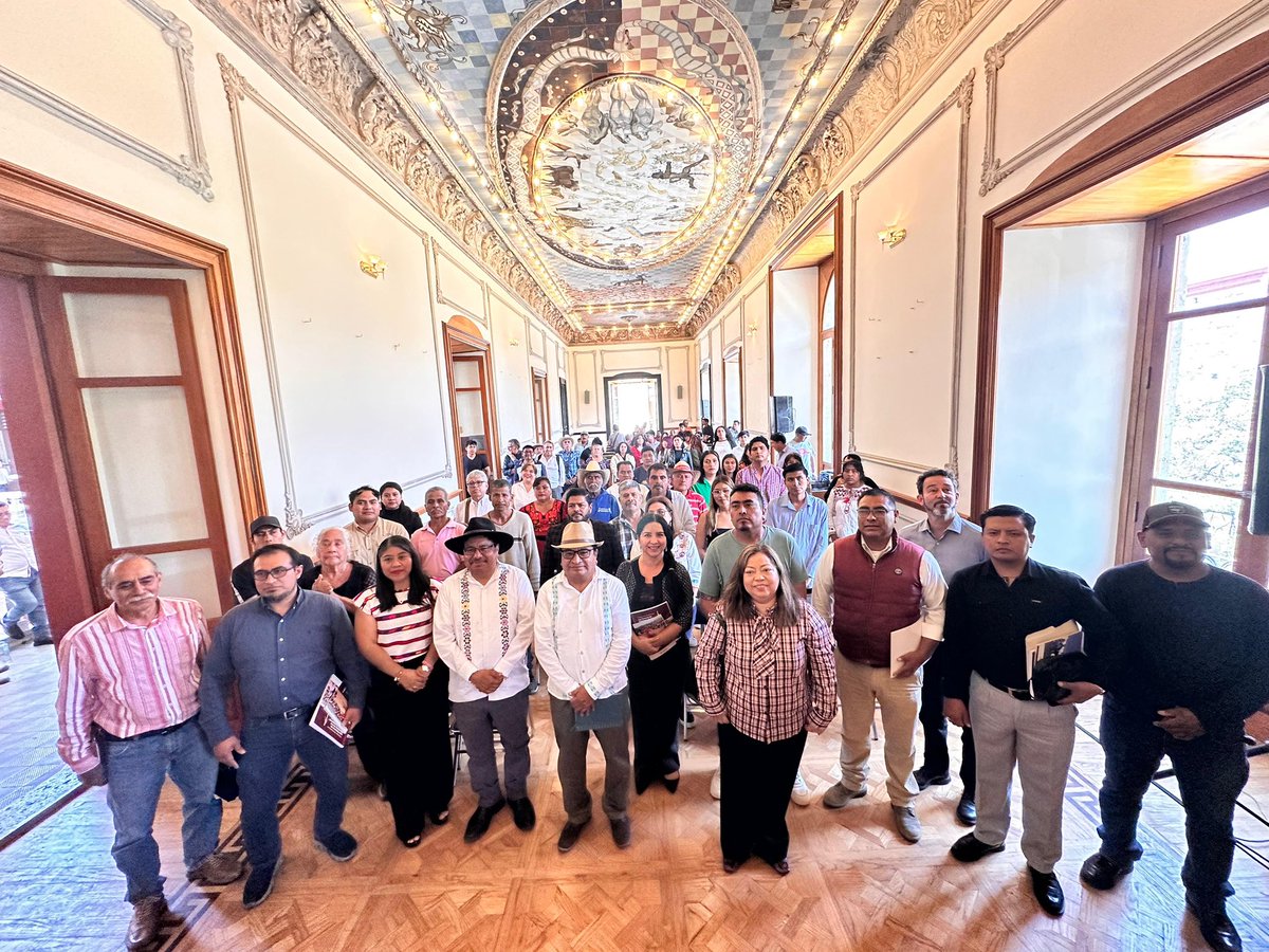 DEELAYUUK's tweet photo. !Diálogo académico de la Ley Indígena!

En el paraninfo de la Facultad de Derecho de la Universidad Autónoma “Benito Juárez” de Oaxaca (UABJO), hacemos un balance histórico de los avances constitucionales y legales sobre los derechos de los pueblos indígenas en México, en especial el paradigma que representa su reconocimiento como sujetos de derecho público.

En la década de los noventas fundamos el Taller Universitario de Derechos Humanos en la Universidad de Oaxaca para analizar los sistemas jurídicos indígenas y construir propuestas normativas para su reconocimiento en el ordenamiento jurídico mexicano.

Agradezco al Centro de Análisis e investigación @FundarMexico, Programa Pluralismo Jurídico &Eficacia de Derechos @PluralCIESAS, Centro de Derechos Indígenas Flor y Canto @FloryCantoac, ASER-LITIGIO A.C, Colegio Oaxaqueño de Abogados en Materia Agraria @coamag, y la Facultad de Derecho de la UABJO @DerechoUabjo, por invitarnos a este proceso de diálogo.