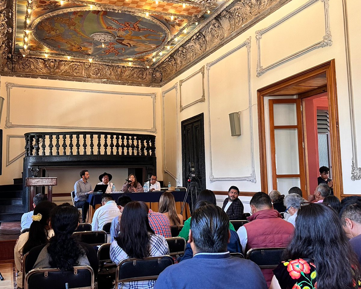 DEELAYUUK's tweet photo. !Diálogo académico de la Ley Indígena!

En el paraninfo de la Facultad de Derecho de la Universidad Autónoma “Benito Juárez” de Oaxaca (UABJO), hacemos un balance histórico de los avances constitucionales y legales sobre los derechos de los pueblos indígenas en México, en especial el paradigma que representa su reconocimiento como sujetos de derecho público.

En la década de los noventas fundamos el Taller Universitario de Derechos Humanos en la Universidad de Oaxaca para analizar los sistemas jurídicos indígenas y construir propuestas normativas para su reconocimiento en el ordenamiento jurídico mexicano.

Agradezco al Centro de Análisis e investigación @FundarMexico, Programa Pluralismo Jurídico &Eficacia de Derechos @PluralCIESAS, Centro de Derechos Indígenas Flor y Canto @FloryCantoac, ASER-LITIGIO A.C, Colegio Oaxaqueño de Abogados en Materia Agraria @coamag, y la Facultad de Derecho de la UABJO @DerechoUabjo, por invitarnos a este proceso de diálogo.