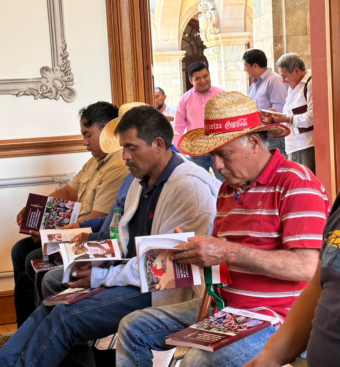 DEELAYUUK's tweet photo. !Diálogo académico de la Ley Indígena!

En el paraninfo de la Facultad de Derecho de la Universidad Autónoma “Benito Juárez” de Oaxaca (UABJO), hacemos un balance histórico de los avances constitucionales y legales sobre los derechos de los pueblos indígenas en México, en especial el paradigma que representa su reconocimiento como sujetos de derecho público.

En la década de los noventas fundamos el Taller Universitario de Derechos Humanos en la Universidad de Oaxaca para analizar los sistemas jurídicos indígenas y construir propuestas normativas para su reconocimiento en el ordenamiento jurídico mexicano.

Agradezco al Centro de Análisis e investigación @FundarMexico, Programa Pluralismo Jurídico &Eficacia de Derechos @PluralCIESAS, Centro de Derechos Indígenas Flor y Canto @FloryCantoac, ASER-LITIGIO A.C, Colegio Oaxaqueño de Abogados en Materia Agraria @coamag, y la Facultad de Derecho de la UABJO @DerechoUabjo, por invitarnos a este proceso de diálogo.