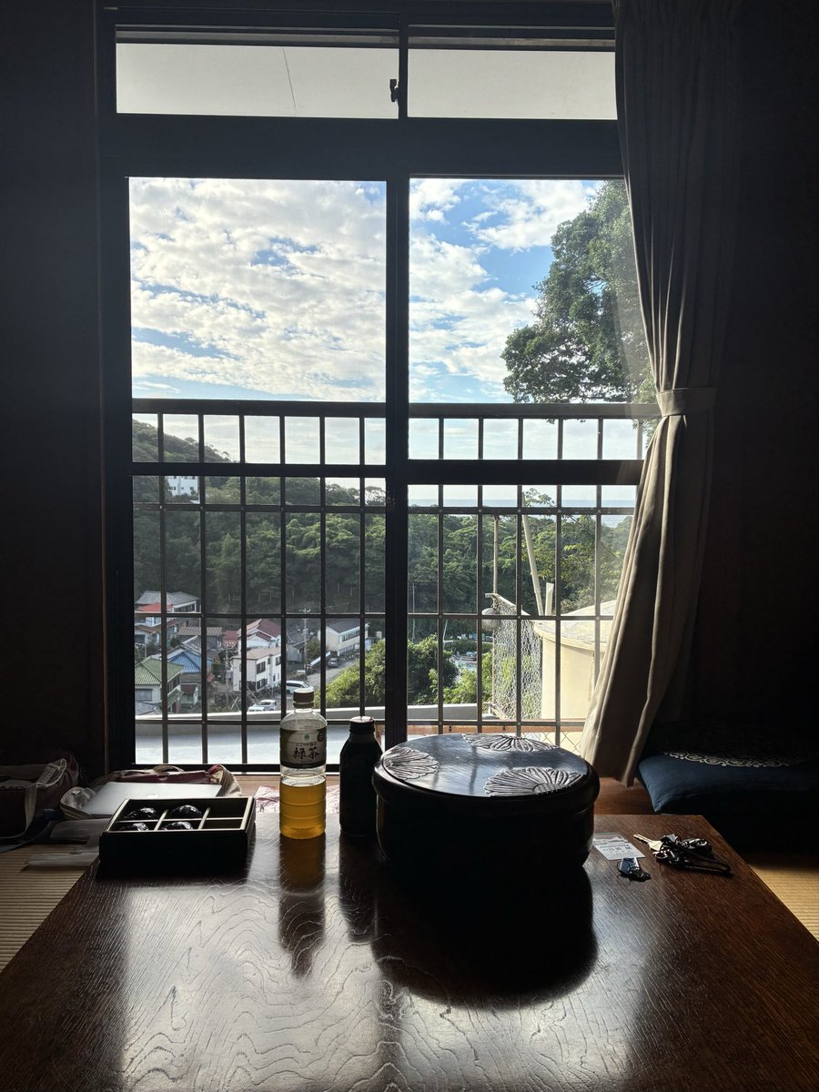 mitsuwane8's tweet photo. 場所は変わって伊豆下田へとやって来ました。
漁港から上がった高台にある民宿に泊まったのですが、時間の流れ方が全く違うのに驚いてます。
本当に日本の夏休みのイメージを絵に描いたような場所です。 https://t.co/f0VxjJNFyl