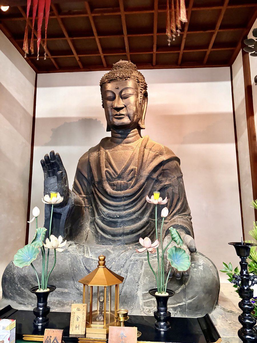 gassyou2's tweet photo. 飛鳥寺
奈良県高市郡明日香村

7月にユネスコ世界文化遺産へ登録が決まった飛鳥寺を参拝してきました

蘇我馬子の発願で建てられた日本最古の本格的仏教寺院です
本尊の銅造釈迦如来坐像は正面を向いておらず 聖徳太子の生誕地である橘寺の方を向いています

飛鳥寺は堂内全て撮影可のお寺です https://t.co/GyBlTj14Ii
