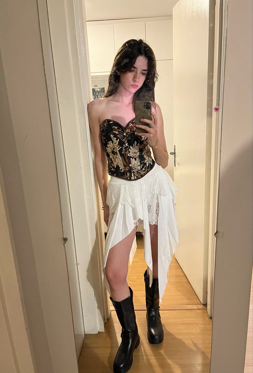carmmrubyjane's tweet photo. boa noite quero mostrar meu look pro show da halsey #obrigada https://t.co/5k1eDmOl65