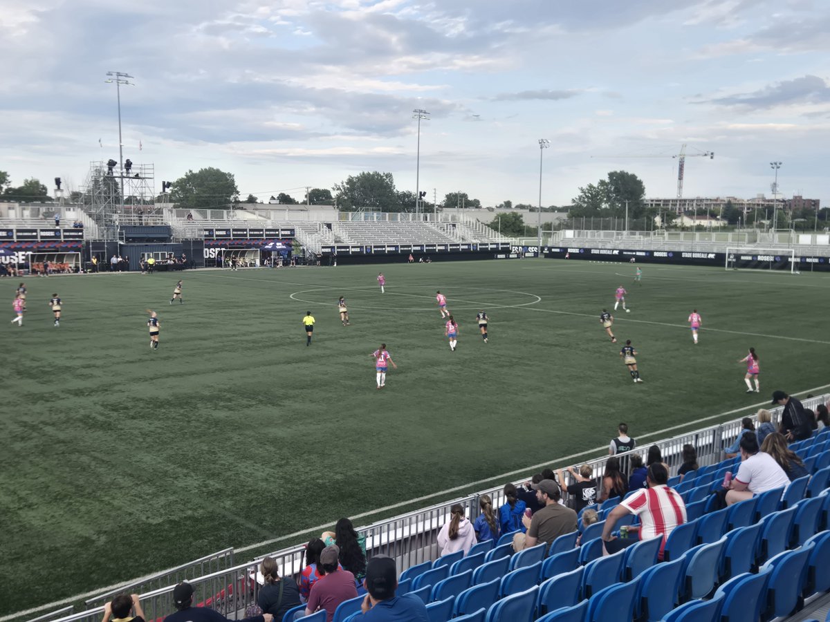 SoccerenFolie's tweet photo. Présent pour le premier match de l'histoire des #RosesFC en #Wcanchamp
Les Roses ont encaissé le premier but face au club semi-professionnel de Simcoe County Rovers FC https://t.co/P3hUlZs7Pb