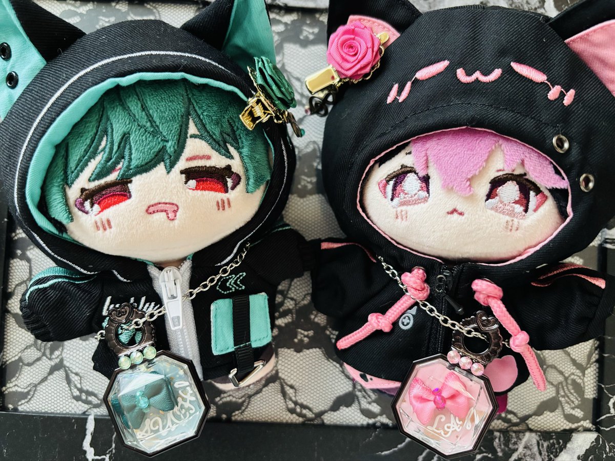 ea8124_87's tweet photo. 昨日は素敵なお祝いいっぱいで素敵な日だった☺️
たくさんある中、RPや♡ありがとうございました！
情報量が多くてまだ整理できてない部分もあるけどとりあえず5年目も楽しみということで…！
オリ曲聴きながらお仕事いってきます💪🏻

昨日配信聴きながらデコったもの(鞄風)を着けてみたのです↓ https://t.co/UsOj7XDSQX