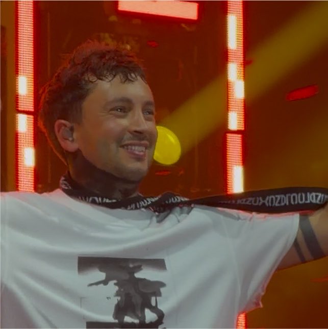 imbitingdown's tweet photo. THAT SMILE 😭😭😭 https://t.co/q3DW5Ubior