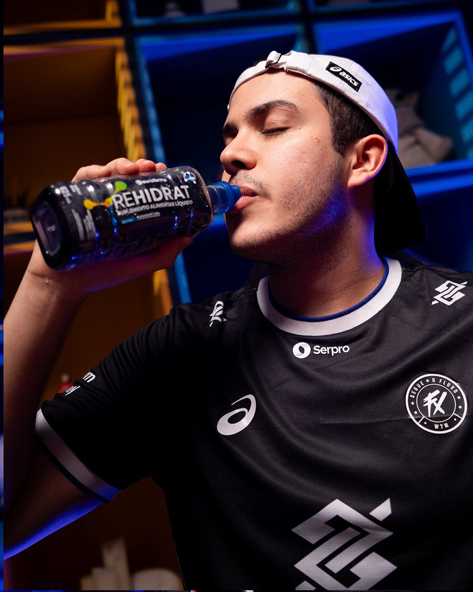 tuyzvlr's tweet photo. No Valorant de alta performance, 100ms de atraso na reação significam voltar pro lobby.

Pra manter a mira cravada e a tomada de decisão afiada sob pressão intensa, @rehidratoficial é o item essencial no setup. Reposição rápida de eletrólitos pra garantir hidratação e foco máximo a cada round.

Sem pinar. Sem perder o ritmo.

#RehidratNoFluxo