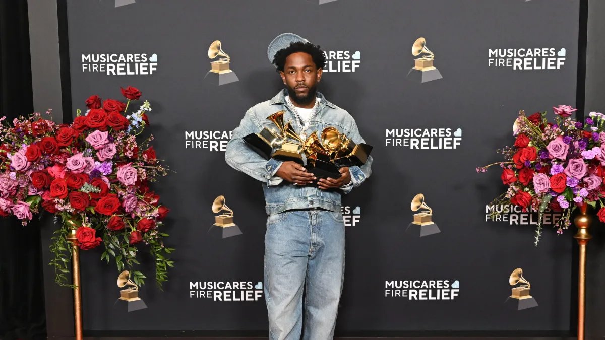 youngsnxw's tweet photo. @TheBigM6n @doisporcento @forabarbieri_ @LG_dagoat Só nessa foto tem mais Grammys que a carreira toda do drake... https://t.co/Qf3kLSKYS2