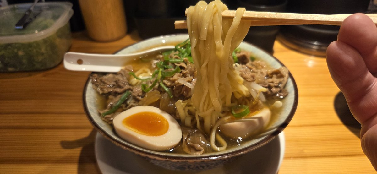 jimmy_naoki's tweet photo. なんか朝6:00からやってるラーメン屋があるらしいよ
と聞いたので行ってみました。
麺屋一進港店
味噌ラーメンで有名なところだけど朝は和風出汁のラーメン。
肉吸いラーメンを注文
これは仕事帰りには嬉しい味だわ
それと土鍋炊きたてご飯美味しかった https://t.co/3gymiOuhyR