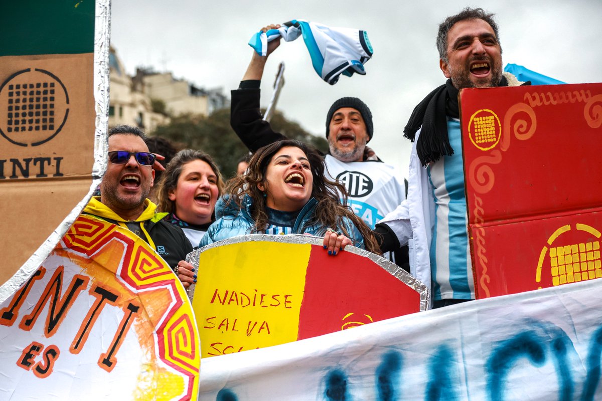 RAICYT_Ar's tweet photo. 🇦🇷 Nos unimos con un único objetivo: hacer ciencia en y para nuestro país.

La ciencia no es un gasto, es una inversión a futuro. La ciencia no se entrega, somos muchxs para defenderla. La resistencia colectiva sigue. Esto recién empieza.

#MePongoLaCamiseta #CienciaArgentina https://t.co/7Hu1y5da3c