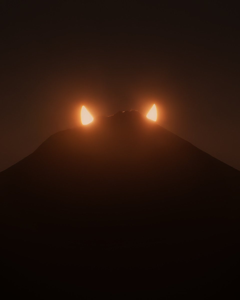 Imanolzuaznabar's tweet photo. Esta foto he podido sacar hoy del eclipse parcial en Tenerife, con el Sol eclipsado tras el cráter del Teide.

Guayota asomándose 🔥 https://t.co/WlimWLIAtN