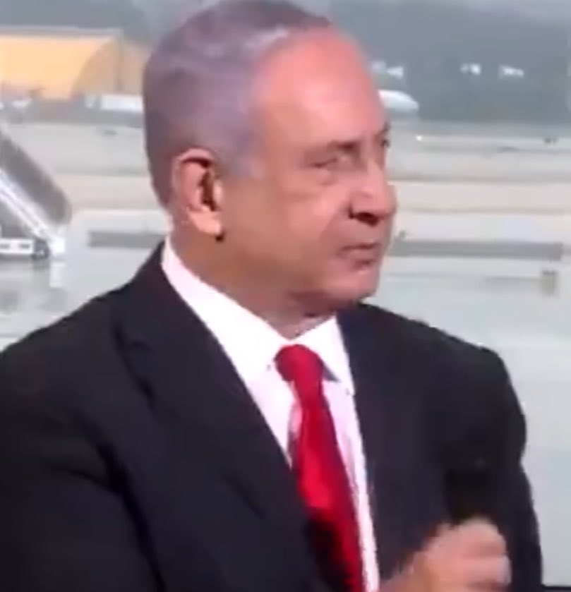 PulseOrbit's tweet photo. @Jvnior Look at how evil and hateful he looks at him when the mic is off. https://t.co/yyoNDlOlnw