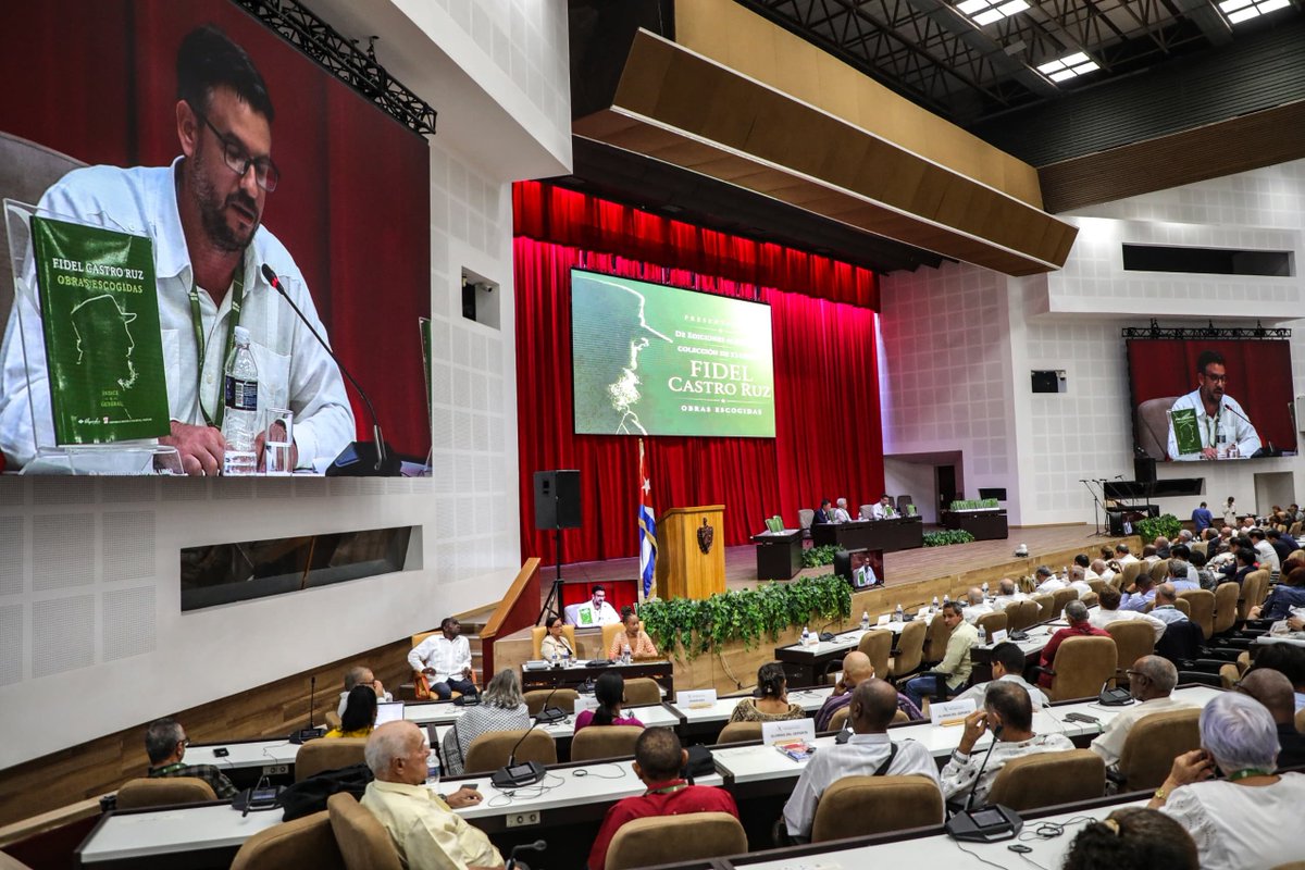 PartidoPCC's tweet photo. Las Obras escogidas de Fidel Castro Ruz fueron presentadas en la tarde del 12 de agosto, durante el I Coloquio Internacional “Fidel: Legado y futuro”, con la presencia del Primer Secretario del Comité Central del Partido Comunista de #Cuba y Presidente de la República, @DiazCanelB, así como de los miembros del Buró Político: Esteban Lazo Hernández, Manuel Marrero Cruz y @DrRobertoMOjeda- Presidente de la Asamblea Nacional y del Consejo de Estado, Primer Ministro y Secretario de Organización, respectivamente-.

Tras más de cuatro años de intenso trabajo de un equipo de especialistas, se seleccionaron obras del líder histórico de la Revolución cubana que se agregaron en 23 tomos.

Las Obras Escogidas constituyen un aporte de gran trascendencia, especialmente para que las nuevas generaciones puedan acercarse al pensamiento del Comandante en Jefe.

Durante la presentación, el vicejefe del Departamento Ideológico, Elier Ramírez Cañedo, destacó el valioso apoyo brindado por la República Socialista de Vietnam para hacer posible esta colosal obra.
