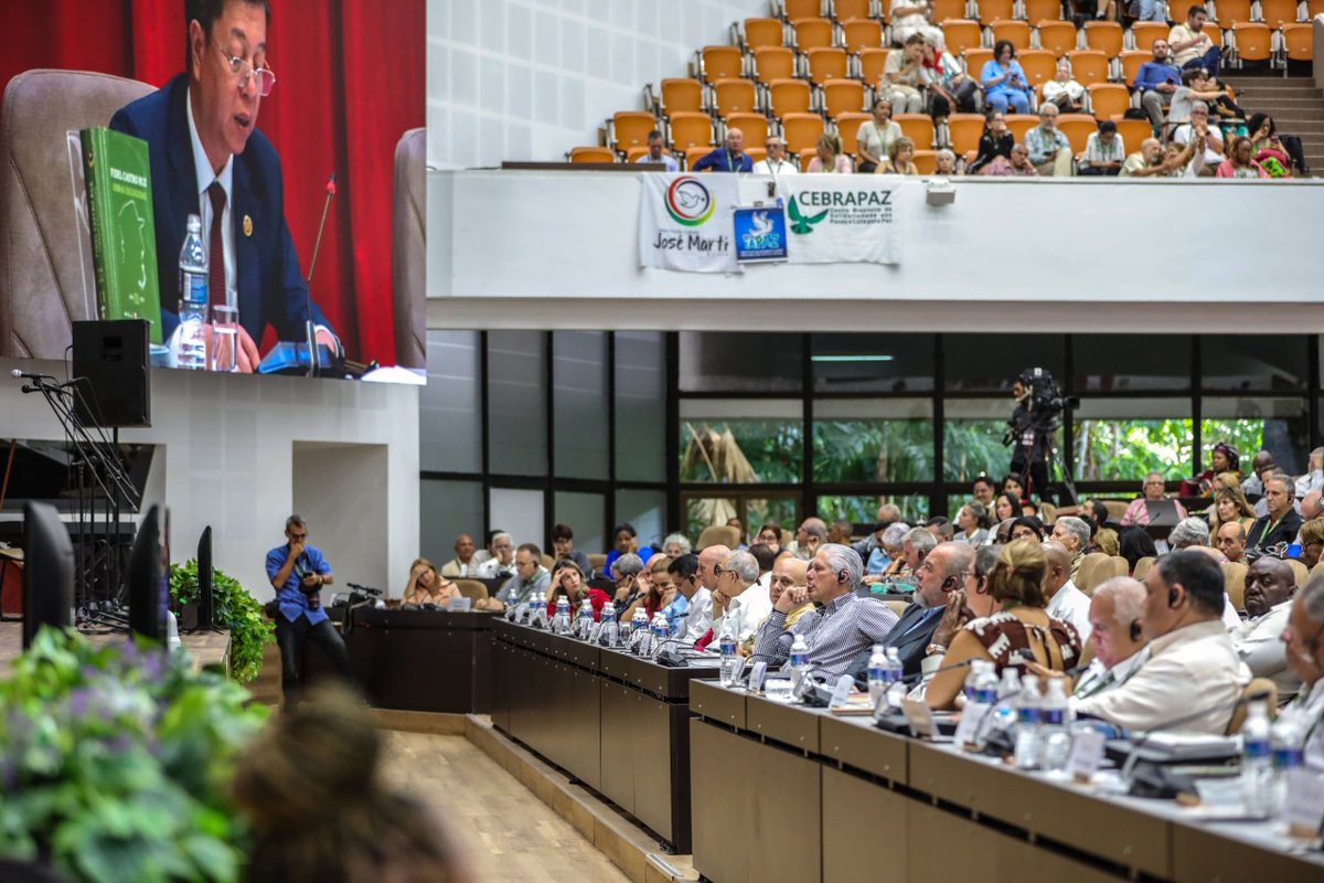 PartidoPCC's tweet photo. Las Obras escogidas de Fidel Castro Ruz fueron presentadas en la tarde del 12 de agosto, durante el I Coloquio Internacional “Fidel: Legado y futuro”, con la presencia del Primer Secretario del Comité Central del Partido Comunista de #Cuba y Presidente de la República, @DiazCanelB, así como de los miembros del Buró Político: Esteban Lazo Hernández, Manuel Marrero Cruz y @DrRobertoMOjeda- Presidente de la Asamblea Nacional y del Consejo de Estado, Primer Ministro y Secretario de Organización, respectivamente-.

Tras más de cuatro años de intenso trabajo de un equipo de especialistas, se seleccionaron obras del líder histórico de la Revolución cubana que se agregaron en 23 tomos.

Las Obras Escogidas constituyen un aporte de gran trascendencia, especialmente para que las nuevas generaciones puedan acercarse al pensamiento del Comandante en Jefe.

Durante la presentación, el vicejefe del Departamento Ideológico, Elier Ramírez Cañedo, destacó el valioso apoyo brindado por la República Socialista de Vietnam para hacer posible esta colosal obra.