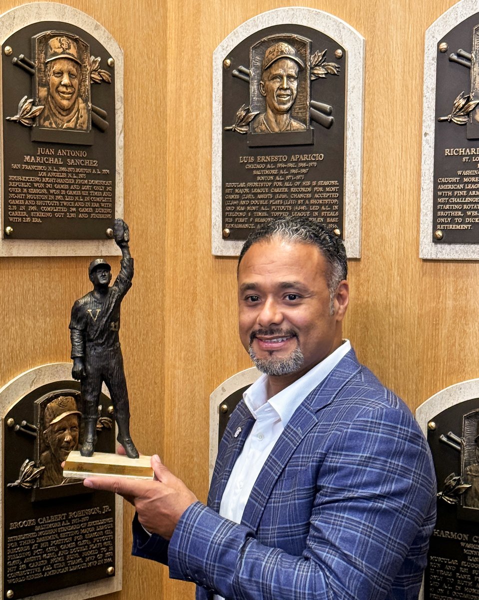 baseballhall's tweet photo. Seven decades after his major league debut, Luis Aparicio continues to inspire Venezuelan fans and ballplayers.

@johansantana and members of the Aparicio family visited the Museum on Wednesday to celebrate Luis’ Hall of Fame legacy. https://t.co/6YnwTiEUU7