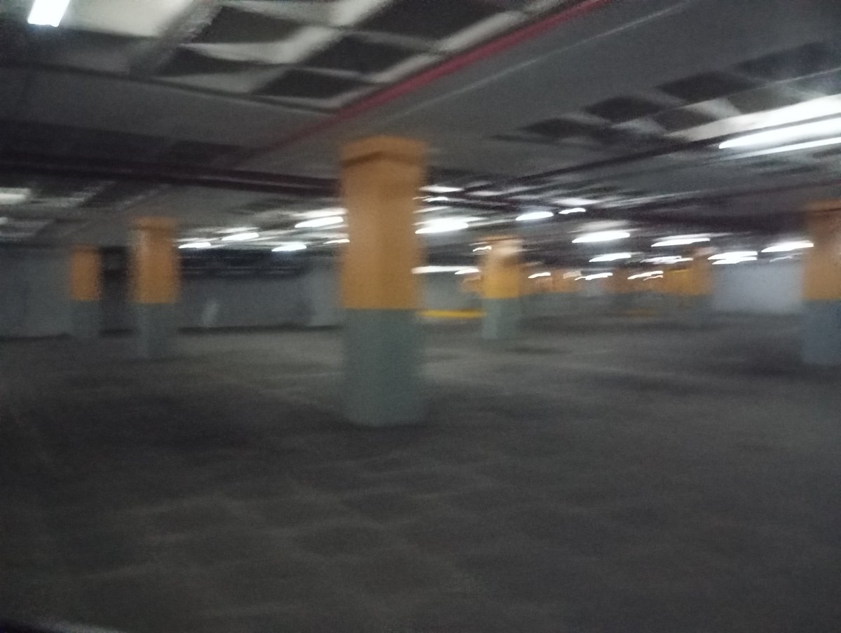 rxoultvi's tweet photo. estacionamento dessa porra parece as backrooms vsf https://t.co/tgvyNQesWK