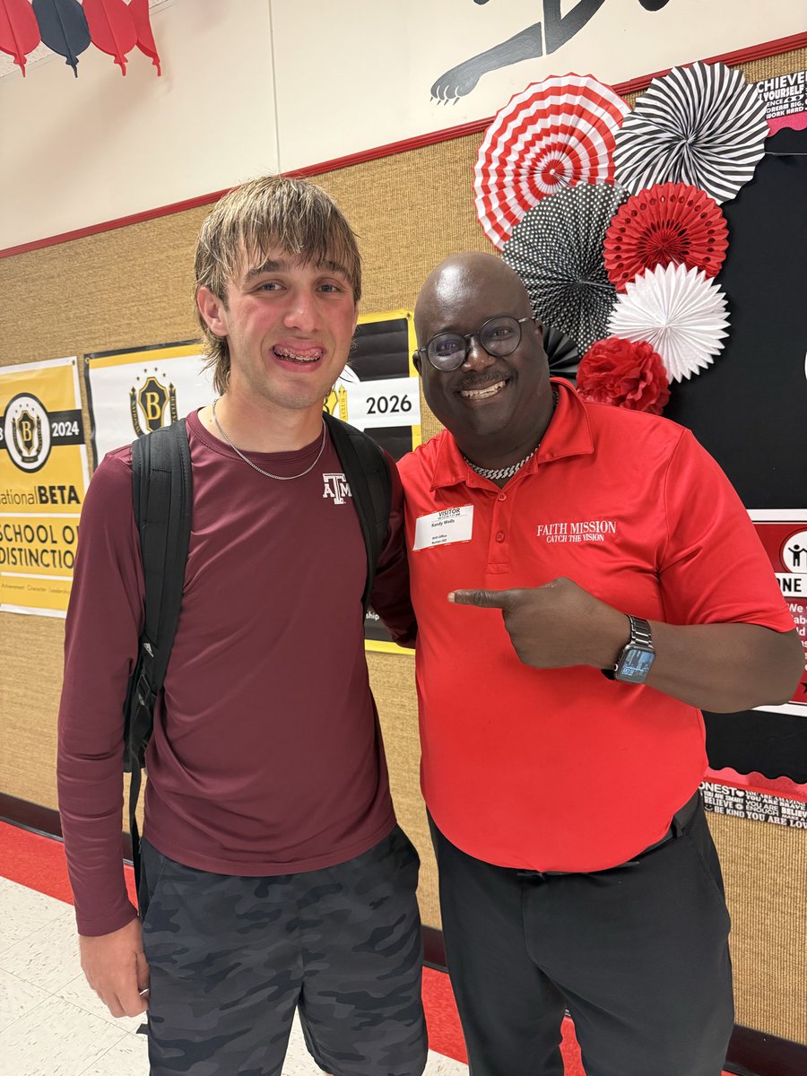 doinit4Jesus's tweet photo. The Washington County Ministerial Association was blessed to greet students, parents, teachers, and administrators on the First Day of School at Burton ISD. We pray that you have a safe and successful school year! Special thanks to Superintendent Vikki Curry. 

#PastorandPencils https://t.co/ojScPYX7E2
