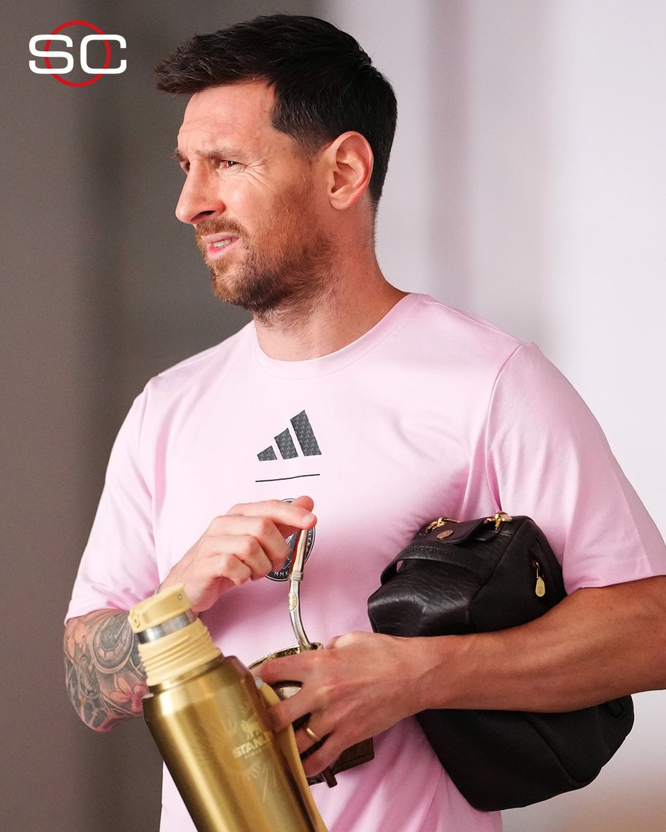 SC_ESPN's tweet photo. LLEGÓ EL 10: con mate en mano, Leo Messi ya está en el estadio con Inter Miami. ¡Hoy irá al banco ante León en la #LeaguesCup! https://t.co/fH4aSs4raj
