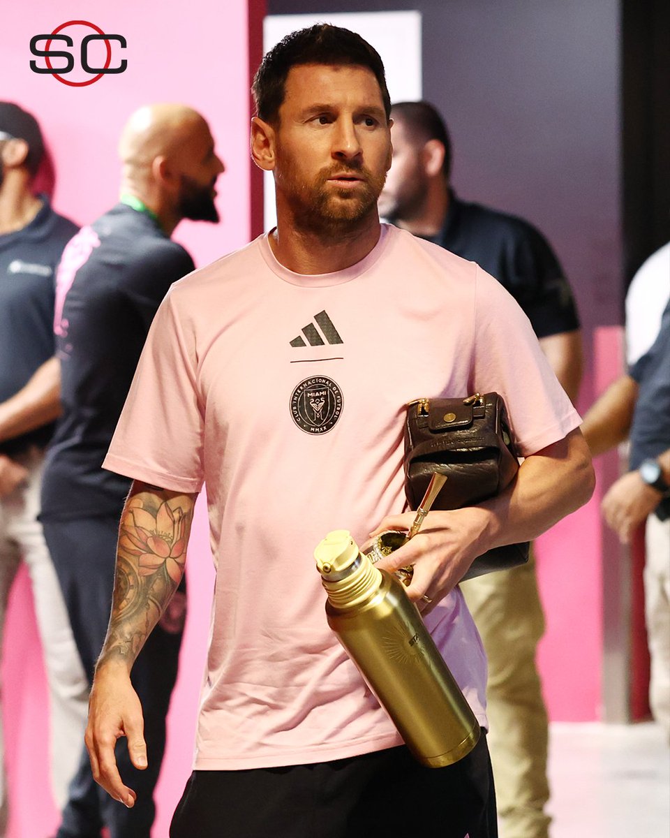 SC_ESPN's tweet photo. LLEGÓ EL 10: con mate en mano, Leo Messi ya está en el estadio con Inter Miami. ¡Hoy irá al banco ante León en la #LeaguesCup! https://t.co/fH4aSs4raj