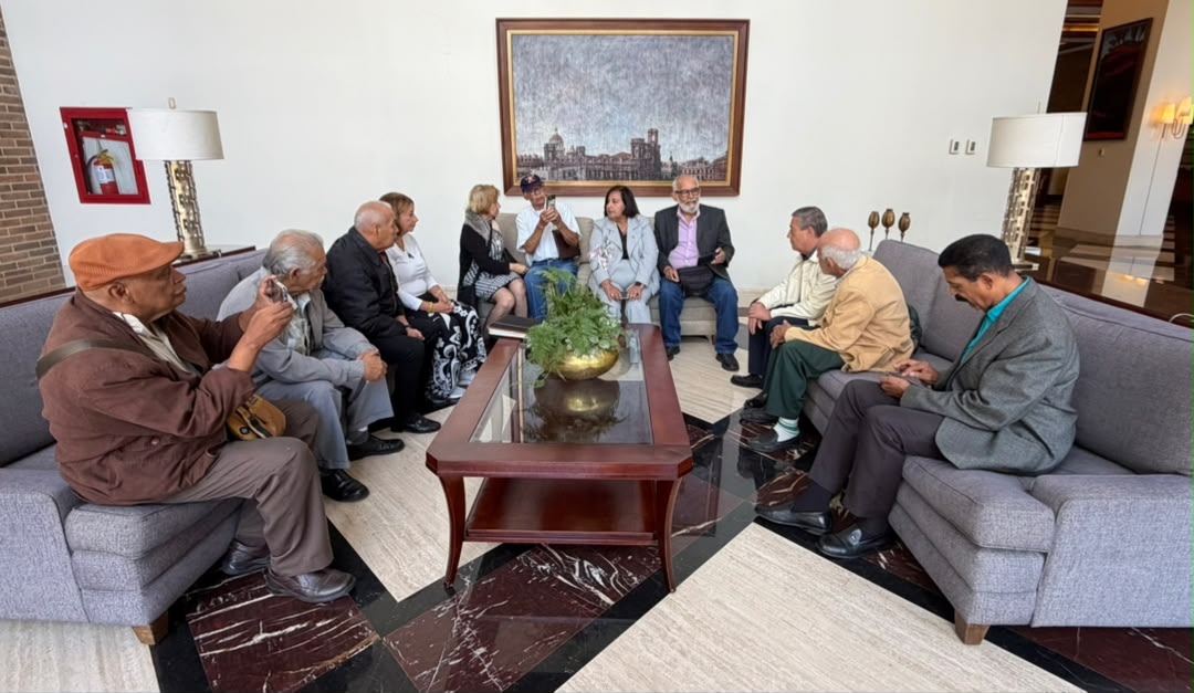 VoluntadPopular's tweet photo. La presidenta de la Asamblea Nacional legítima de 2015, Dinorah Figuera, se reunió este miércoles con representantes del Frente para la Defensa de Jubilados, Pensionados y Adultos Mayores y del sector educación, para escuchar sus principales demandas y propuestas e incorporarlas a las mesas de trabajo.

Durante los encuentros se abordó la crítica situación de jubilados y pensionados, las condiciones salariales y laborales de los maestros y el estado de la infraestructura educativa. La AN2015 reafirmó su compromiso de servir como canal para que las demandas de estos sectores sean escuchadas y atendidas en la búsqueda de soluciones concretas para los venezolanos.