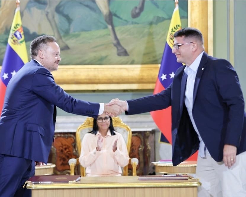 impsaok's tweet photo. 🚨 ACUERDO FINAL | IMPSA REACTIVA TOCOMA Y MACAGUA

🇦🇷🇺🇸 IMPSA firmó en el Palacio de Miraflores el acuerdo final para la rehabilitación y modernización de las centrales hidroeléctricas de Tocoma y Macagua.

La firma contó con la presencia de la presidenta @delcyrodriguezv ; la ministra de Finanzas, Anabel Pereira; el ministro de Energía, Rolando Alcalá; el ministro de Obras Públicas, Juan José Ramírez; y el presidente de CORPOELEC, Juan Crisóstomo Fernández, junto a los principales ejecutivos de IMPSA: @JorgeSalcedoH , presidente; @jotaenlaweb , vicepresidente; Pablo Magistocchi, gerente general; y Mario Croce, director de Negocios.