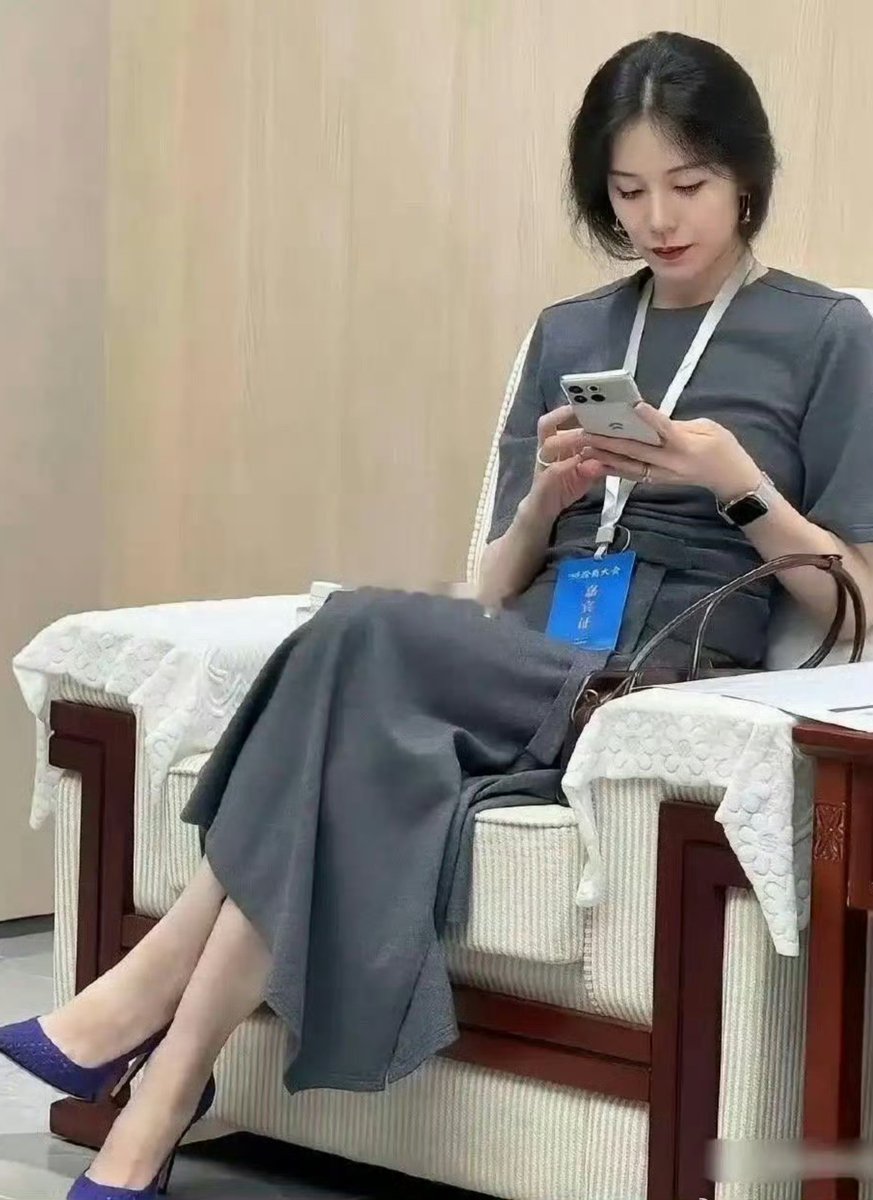 Appraiser008's tweet photo. 曾是央视双语女主播，如今众人只知她是蔚来老板娘。

外表气质出众，内里更是条理通透。深耕新闻多年练就大局观，婚后兼顾家庭与事业，打造女性访谈节目，车企低谷时也稳稳撑住后方。

美貌只是加分项，清醒沉稳的格局才是她真正的底气。 https://t.co/6sD5ZEMP5u
